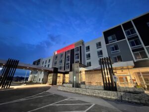 Hilton Garden Inn Cedar Rapids Exterior Evening