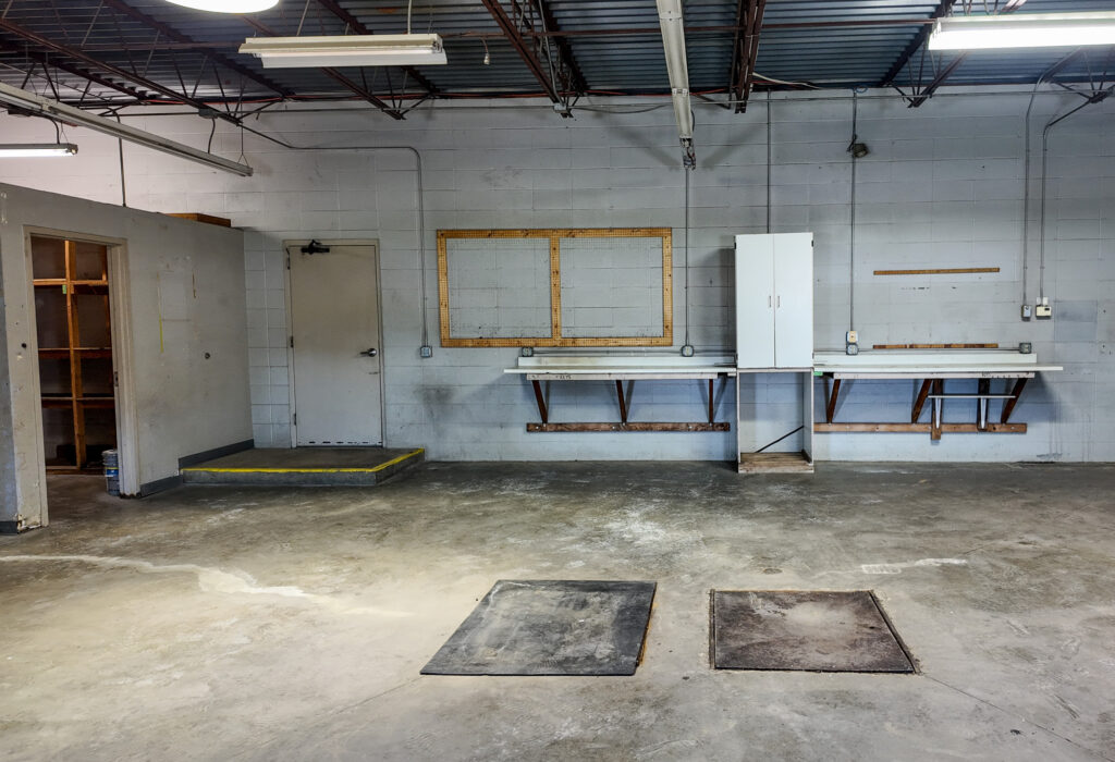 Flex shop area with floor drainage and wall-mounted workspace