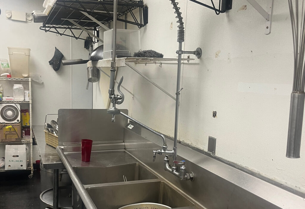 Three-compartment sink and restaurant kitchen equipment