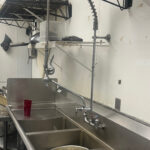 Three-compartment sink and restaurant kitchen equipment